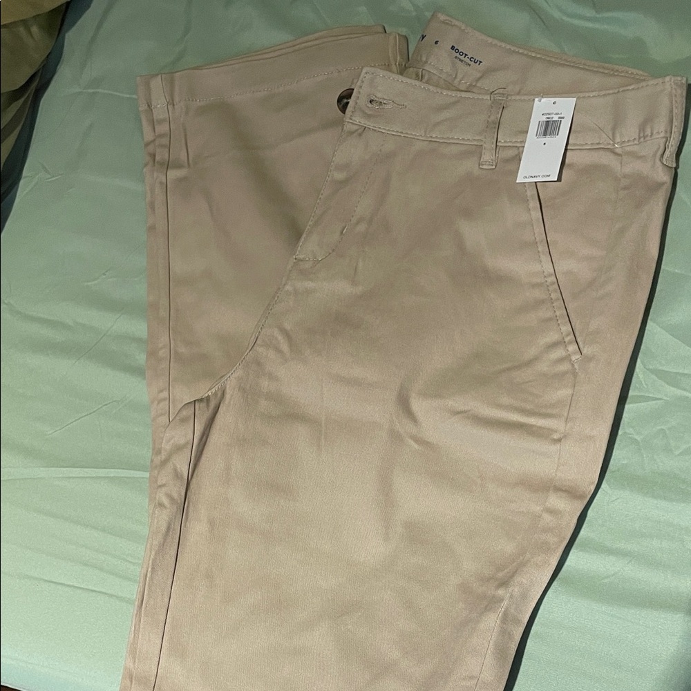 Brand new Old Navy Women's Khaki Chinos, boot cut size 6